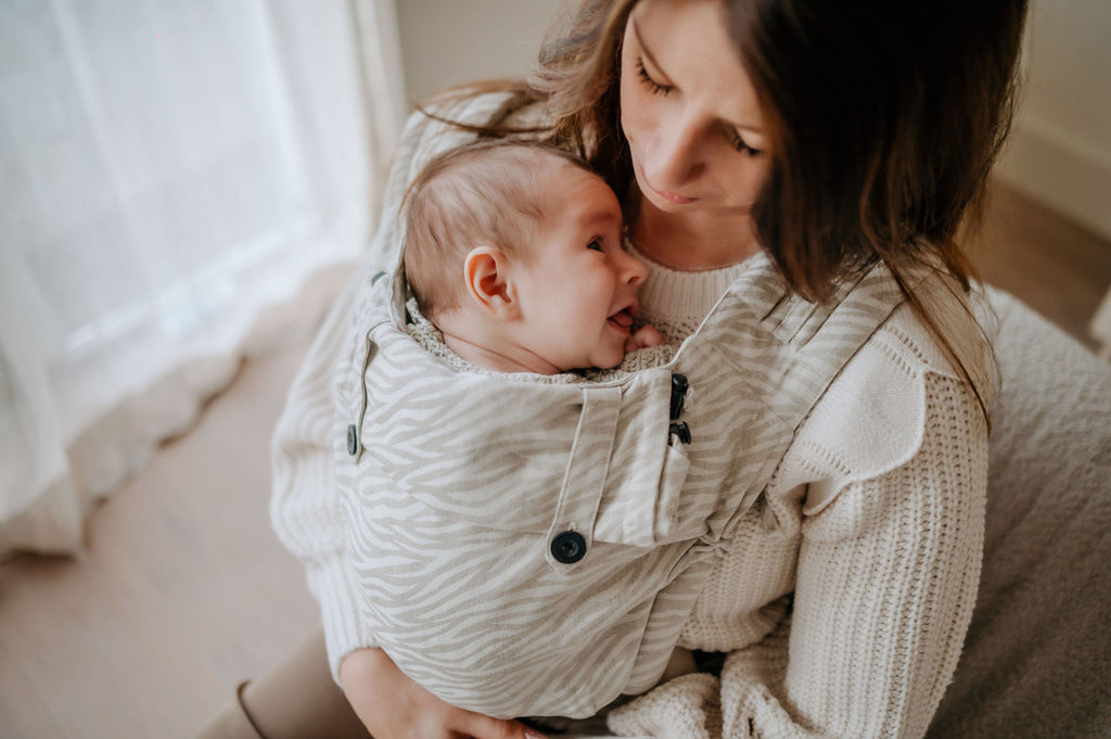 baby in draagzak bij moeder